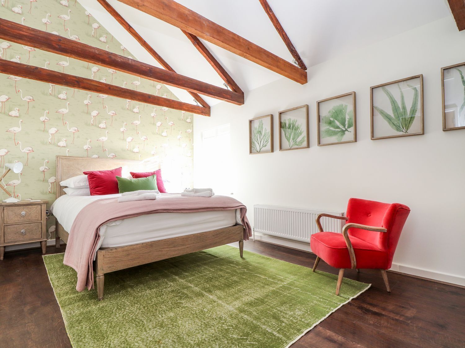 2 Schlafzimmer, individuell dekoriert, individuell eingerichtet