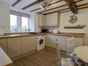 Fridge, dishwasher, electric kettle, toaster - Sarah's Cottage (Keighley)