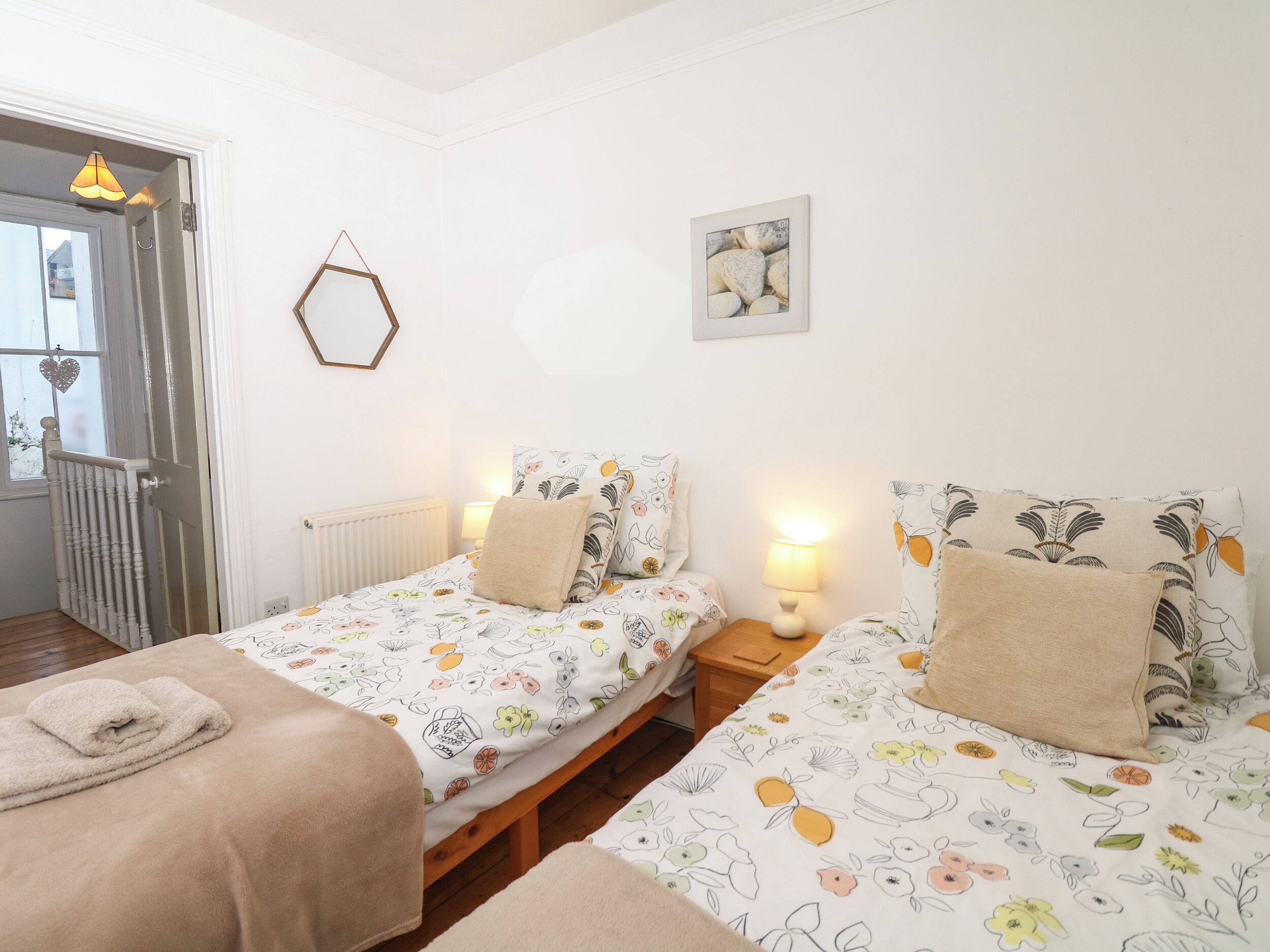 2 habitaciones, decoración personalizada y muebles diferentes 