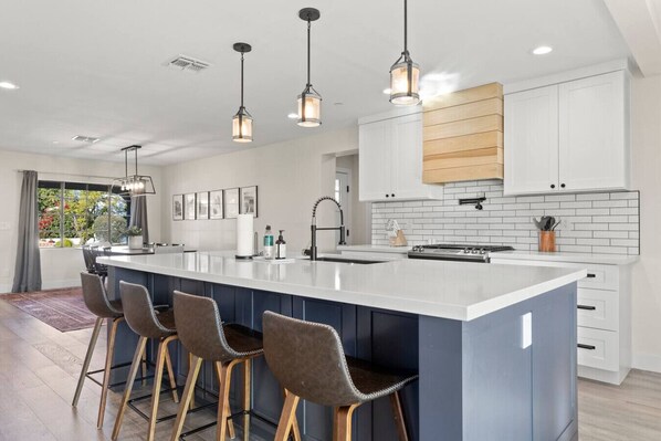 Kylskåp, mikrovågsugn, ugn och spishäll