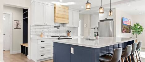 Køleskab, mikrobølgeovn, ovn, kogeplade