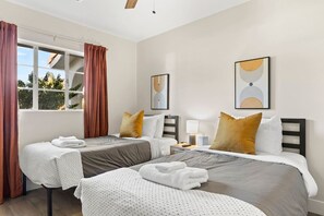 4 habitaciones, tabla de planchar con plancha y cuna de viaje