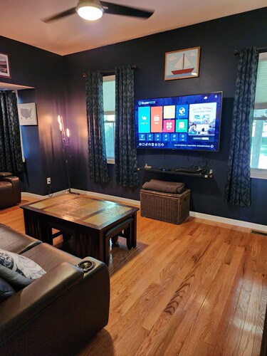 Cozy dog friendly updated house in quiet village adjacent to park