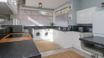 Cottage | Private kitchen | Fridge, dishwasher, electric kettle, toaster