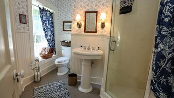 Signature Double Room, 1 Queen Bed, Non Smoking, Garden View | Bathroom | Designer toiletries, hair dryer, bathrobes, towels