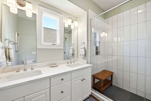 Combined shower/bathtub - A Wave from it All by Brunswick Vacation Rentals: Beach Club w/ Pool, Elevator (Ocean Isle Beach)