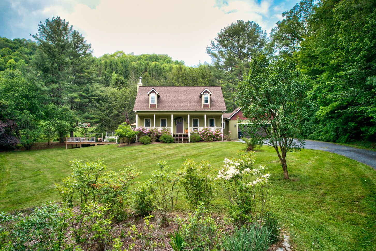 Solstice House - Hot tub, Central AC, Garage, 3 minutes from downtown Banner Elk