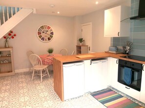 Fridge, microwave, oven, stovetop - Stunning Cottage on the Edge of the Cotswolds (Wotton-under-Edge)