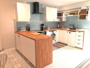 Fridge, microwave, oven, stovetop - Stunning Cottage on the Edge of the Cotswolds (Wotton-under-Edge)