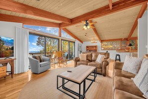 Televisión y chimenea 