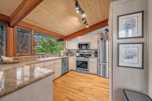 Refrigerador, microondas, horno y parrilla de estufa 