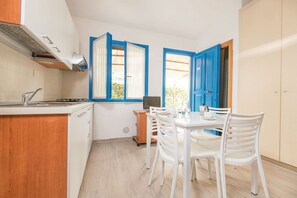 Kühlschrank, Herdplatte, Wasserkocher mit Kaffee-/Teezubehör