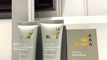 Drie La Casa Blanca producten: twee conditionerende shampoos en een reinigingsbadsavon.
