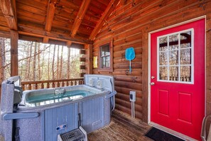 Outdoor spa tub - Quaint cabin nestled in the pines. (Logan)