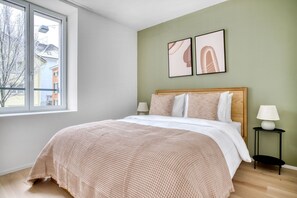1 dormitorio, tabla de planchar con plancha, wifi y ropa de cama