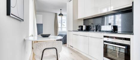 Kühlschrank, Mikrowelle, Ofen, Herdplatte