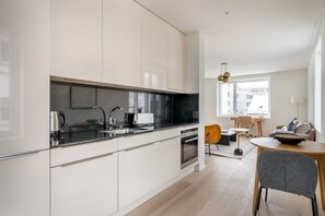 冷蔵庫、電子レンジ、オーブン、コンロ