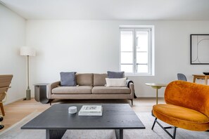 Una televisión, un reproductor estéreo