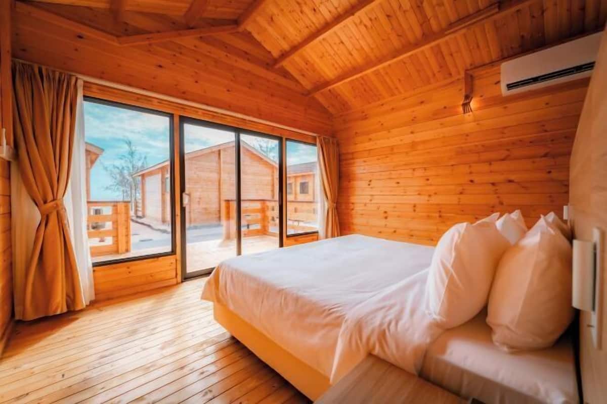1 habitación, muebles diferentes y ropa de cama