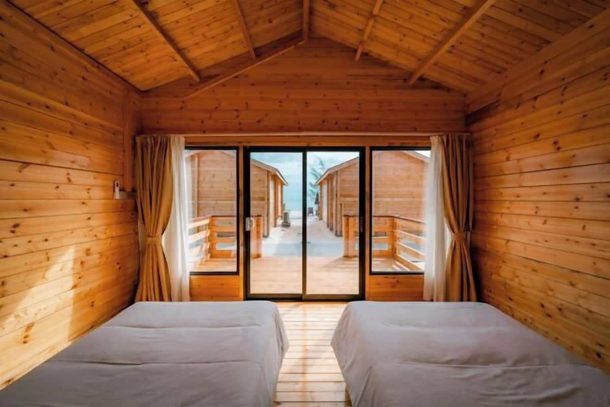 1 habitación, muebles diferentes y ropa de cama