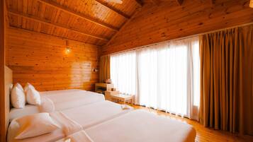 Muebles diferentes y ropa de cama