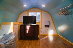 Interior - Mulberry Cottage @ The Woods & Hollow (Eureka Springs)