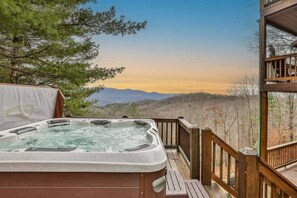 Outdoor spa tub - Rich Mountain View | Ellijay, GA (Ellijay)