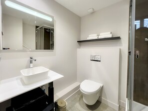 Een douche, een haardroger, handdoeken