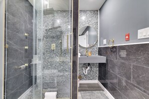 Dusche, Whirlpool, Haartrockner, Handtücher