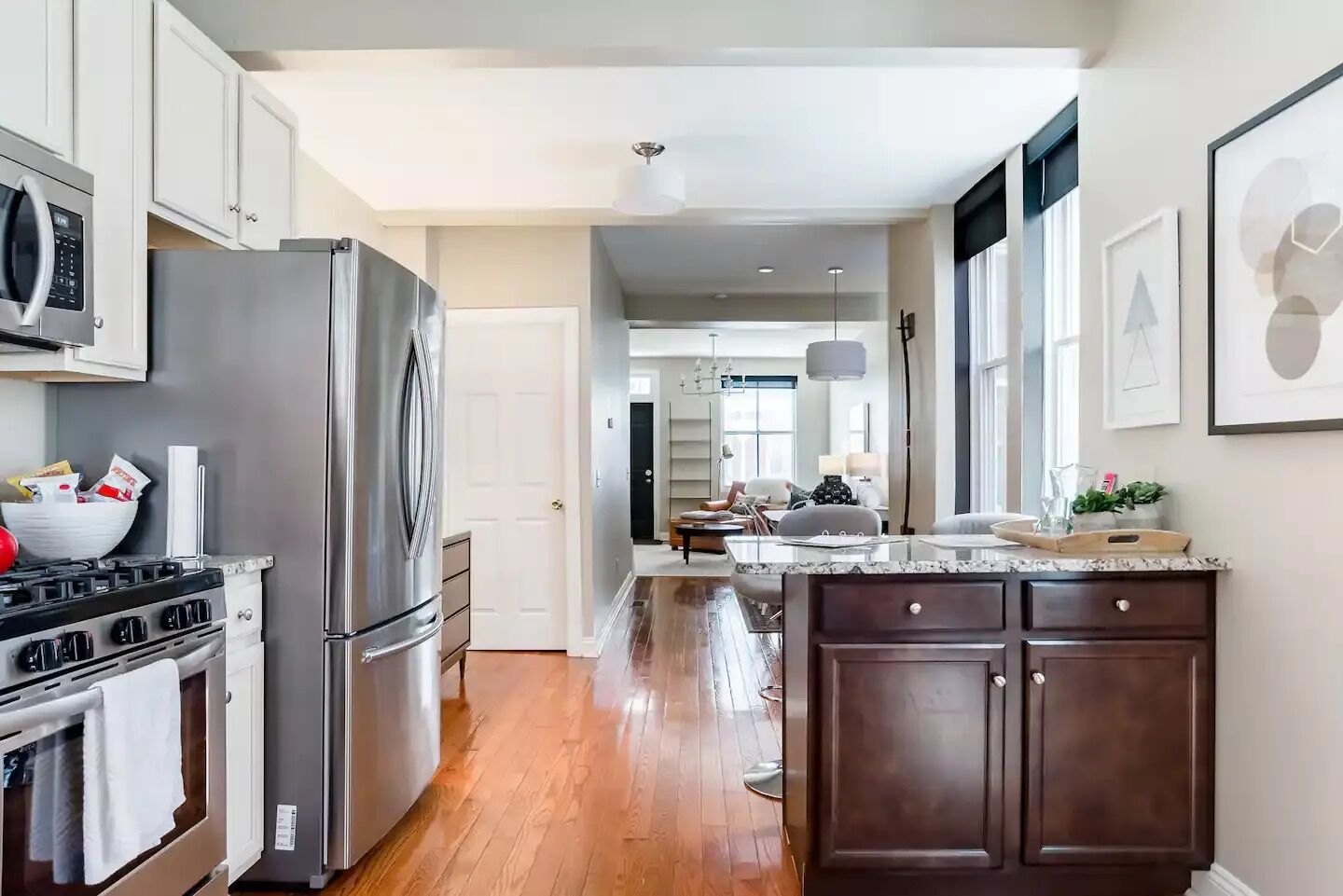 Réfrigérateur, micro-ondes, four, plaque de cuisson