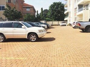 Property grounds - Spacious Luxury Condo in Muyenga 24hr Security (Kampala)