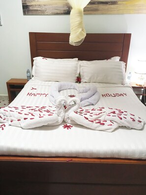 3 bedrooms, iron/ironing board, free WiFi, bed sheets - Spacious Luxury Condo in Muyenga 24hr Security (Kampala)