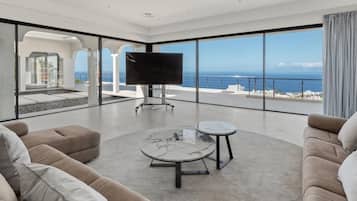 Een televisie, tafelvoetbal, een tafeltennistafel en een stereo