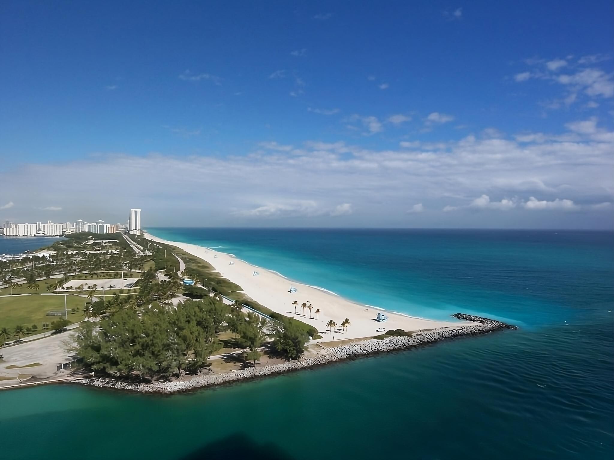 Relax and Unwind! Family-friendly Unit w/ Balcony, Rooftop Pool. Parking On-Site