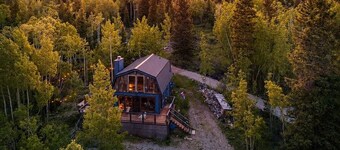 The Snow Shack 2BR w Hot Tub, Stream, Fireplace, Steam Rm on 5 Acres Near Breck