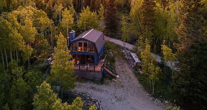 The Snow Shack 2BR w Hot Tub, Stream, Fireplace, Steam Rm on 5 Acres Near Breck