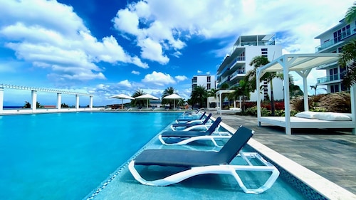 Luxurious 2BD Apt. w/ Ocean Views & Pool & Wi-Fi