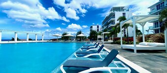 Luxurious 2BD Apt. w/ Ocean Views & Pool & Wi-Fi