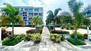 Property grounds - Luxurious 2BD Apt. w/ Ocean Views & Pool & Wi-Fi (Willemstad)