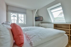 3 bedrooms, desk, iron/ironing board, WiFi