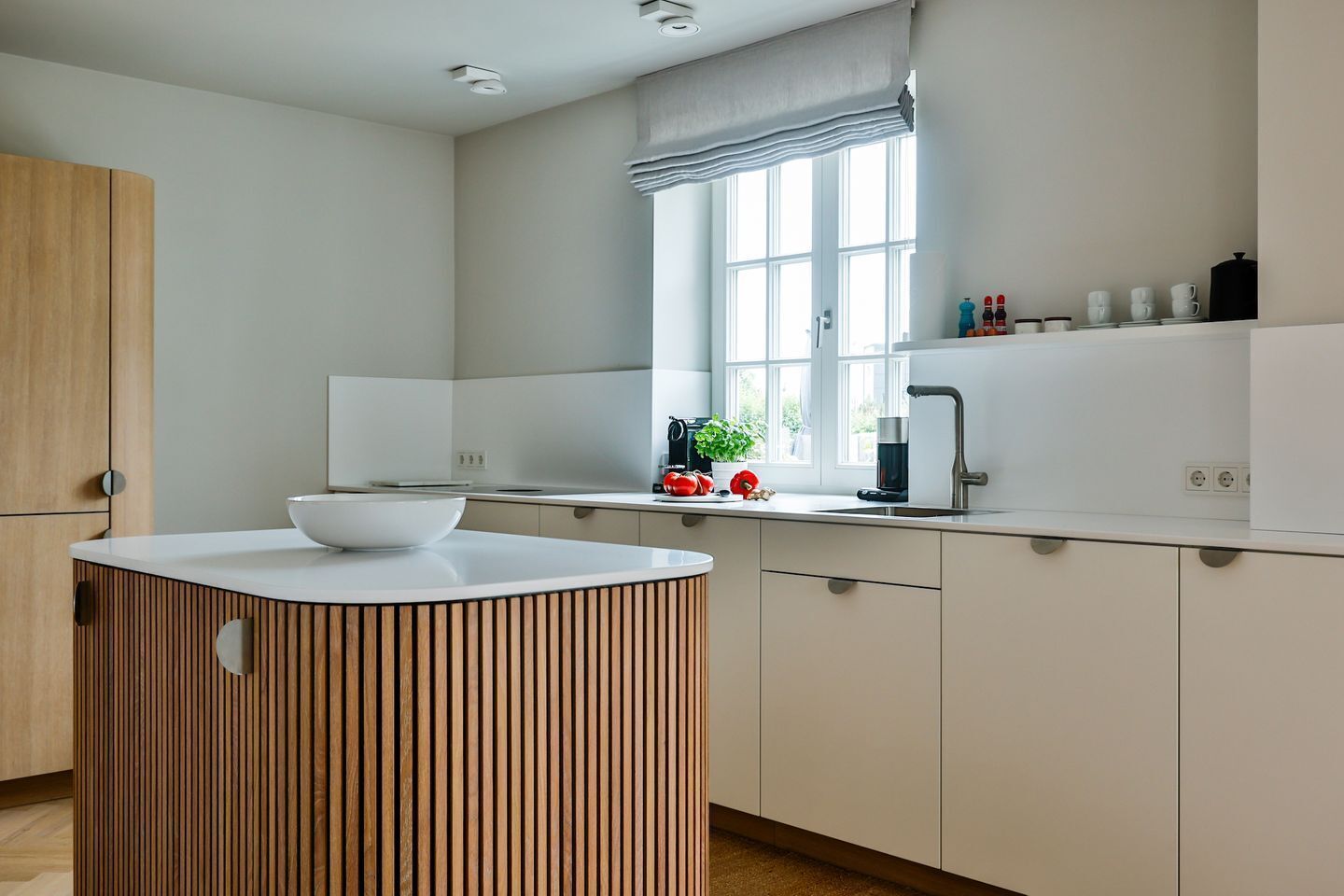 Wasserkocher mit Kaffee-/Teezubehör, Kühlschrank, Mikrowelle, Ofen