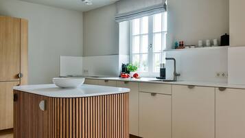 Wasserkocher mit Kaffee-/Teezubehör, Kühlschrank, Mikrowelle, Ofen
