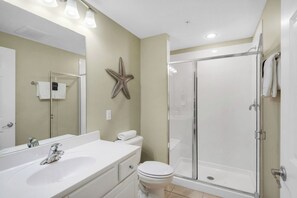 Combined shower/tub, hair dryer, towels