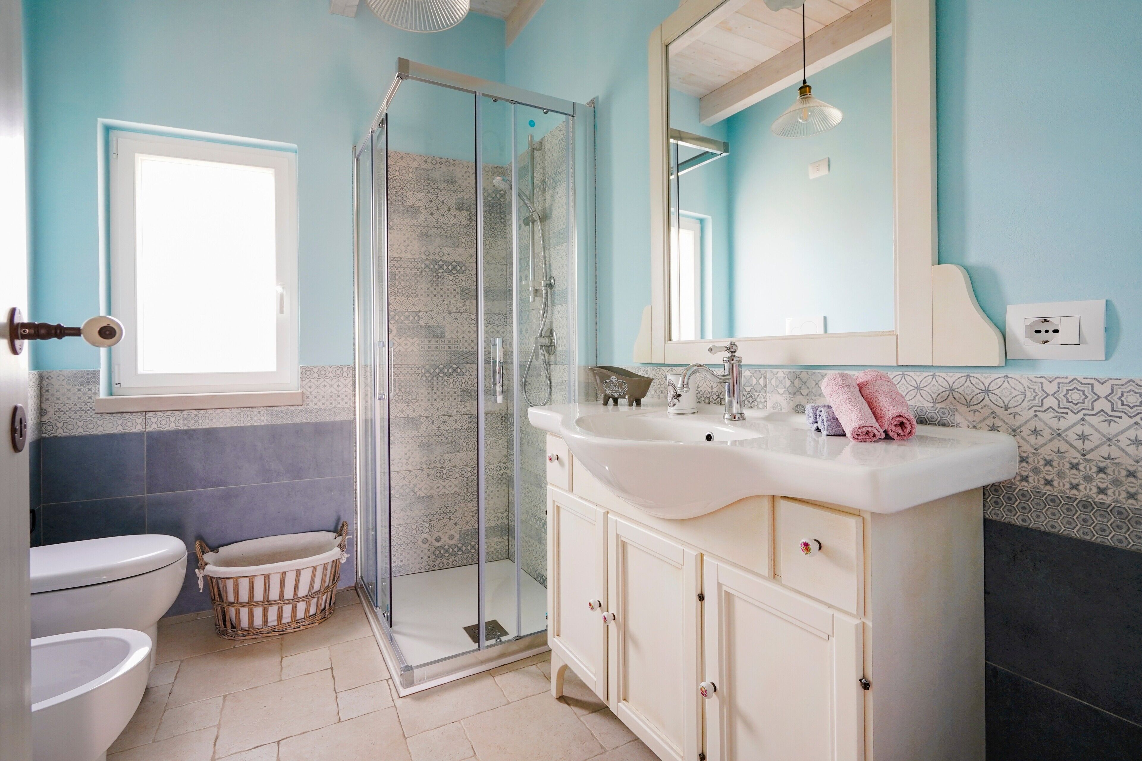 Shower, hair dryer, towels