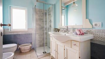 Shower, hair dryer, towels
