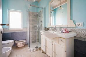 Shower, hair dryer, towels - Apartment 'Casina Delle Rose - Levante' with Shared Terrace, Wi-Fi, and Air Conditioning (POLIGNANO A MARE)