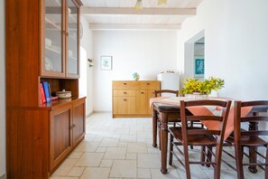 Interior - Apartment 'Casina Delle Rose - Levante' with Shared Terrace, Wi-Fi, and Air Conditioning (POLIGNANO A MARE)