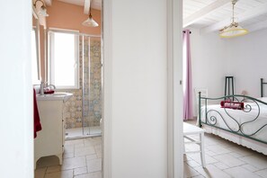 1 bedroom, iron/ironing board, free WiFi, bed sheets - Apartment "Casina delle Rose - Scirocco" with Shared Garden and Wi-Fi (POLIGNANO A MARE)