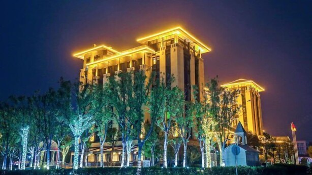 Un hôtel doté d’une tour imposante et d’une façade bien éclairée.