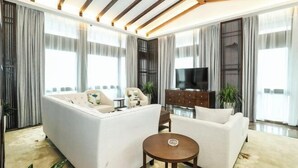 Un salon moderne avec un canapé, une table basse et un téléviseur.